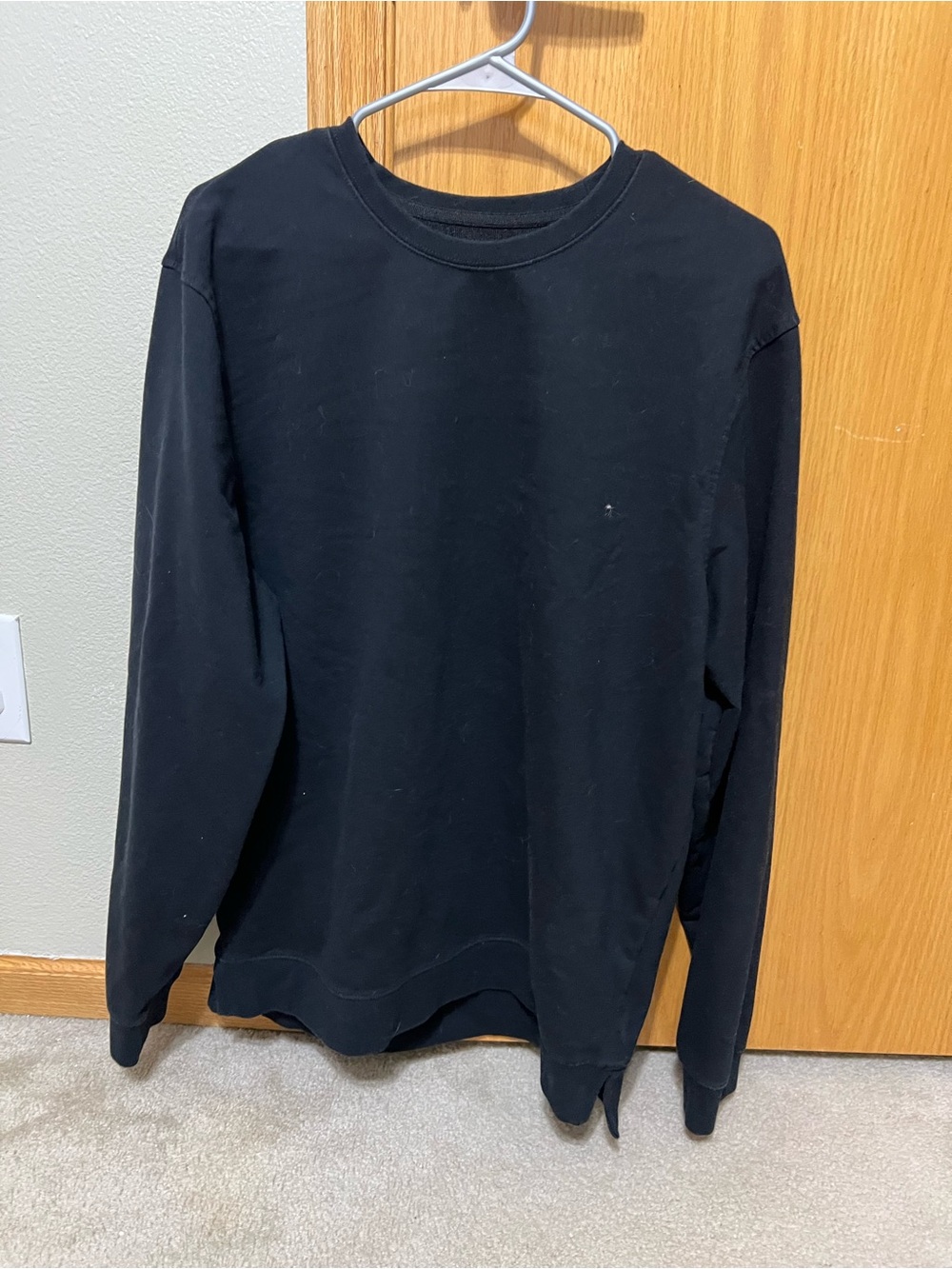 Cuts Men's Black Crewneck Long-Sleeve Shirt